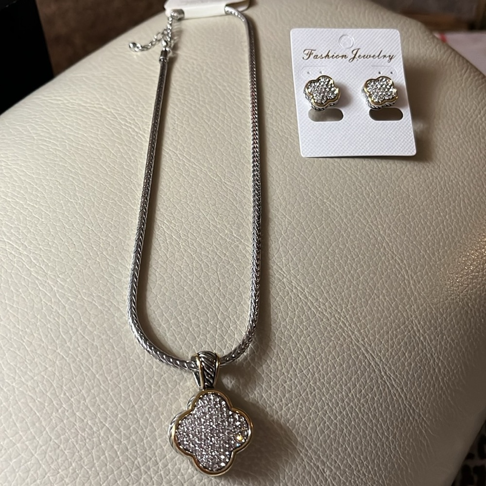 Tazza Clover beautiful necklace and earrings set!  New with tags! So pretty.